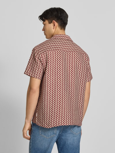 Männermodel trägt Regular Fit Freizeithemd im Allover-Look Modell 'MONTAUK' van Jack & Jones, katoenmix, rugaanzicht, context zoals beschreven.