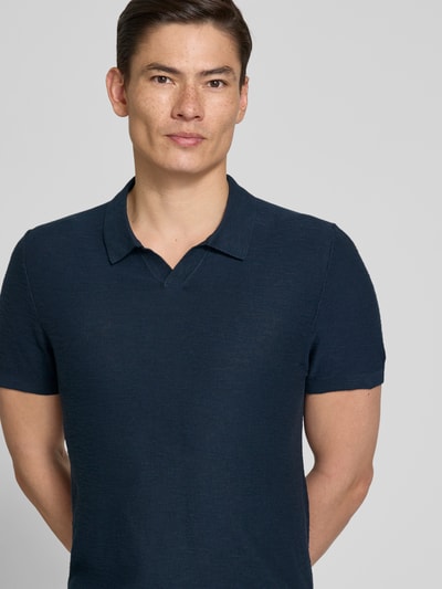 Męski model nosi Regular Fit Poloshirt aus reiner Baumwolle od s.Oliver RED LABEL, kolor jednolity, dzianina, bawełna, krój regular fit, Johnny-kołnierz, krótkie rękawy, ściągacze, widok na górną część ciała z przodu.