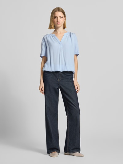 Frauenmodel trägt Regular Fit Bluse aus reiner Viskose von Tom Tailor in Optik: Unifarben, V-Ausschnitt, Tunikakragen, Kurzarm, elastischer Rumpfabschluss, Material: reine Viskose, Ganzkörperansicht von vorne.