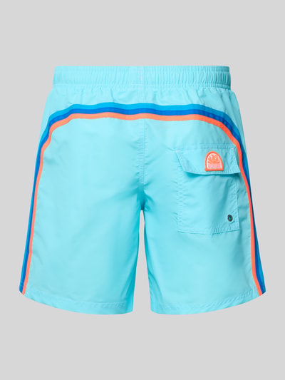 Produktfoto, Badehose mit elastischem Bund Modell 'UNI SHORTS NEON' von Sundek in Türkis mit blauen und orangenen Streifen, Regular Fit, Rückansicht