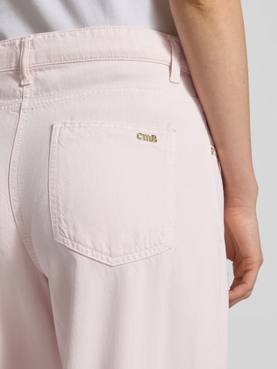 Frauenmodel trägt Baggy Jeans aus Lyocell-Mix mit Leinen-Anteil von Cambio in Optik: Unifarben, feine Denim-Textur, 5-Pocket-Design, Nahaufnahme Rückansicht.