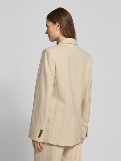 Frauenmodel trägt Regular Fit Blazer mit Pattentaschen Modell 'PARIS' von Mango in Beige, glatte Oberfläche, Rückenansicht, Ganzkörperansicht Rückansicht. Material-Mix mit Viskose-Anteil, Reverskragen, Rücklänge bei Größe S 73 cm, Brustweite 49 cm, Ärmellänge 65 cm.