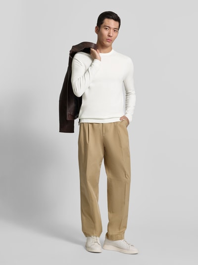Männermodel trägt Regular Fit Strickpullover aus Viskose-Mix Modell 'SAN CODY-CV' von HUGO, Optik: Unifarben, Ganzkörperansicht von vorne.