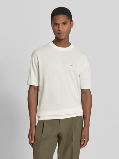 Männermodel trägt Regular Fit T-Shirt aus reiner Baumwolle Marc O'Polo × DFB Travel Collection, Optik: Unifarben, Ganzkörperansicht von vorne.