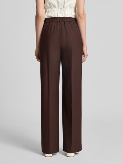 Kobiece modelka nosi spodnie Wide Fit Hose mit Schurwoll-Anteil Modell 'Winona' od Closed, mieszanka materiałów z dodatkiem żywej wełny, elastyczny pas, ozdobne szwy, kolor brązowy, szerokość w rozmiarze S: 37 cm, długość wewnętrzna nogawki w rozmiarze S: 84 cm, widok całej sylwetki z tyłu.