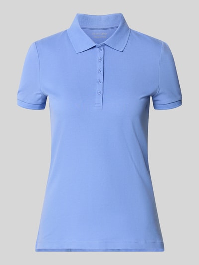 Produktfoto, Slim Fit Poloshirt mit Knopfleiste von Christian Berg Woman aus Baumwoll-Elasthan-Mix in Hellblau mit Seitenschlitze, Größe S, Rückenlänge 62 cm.