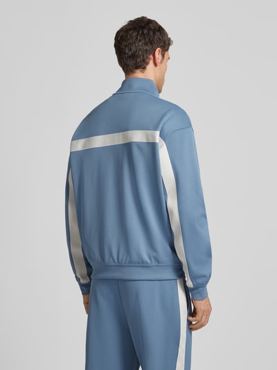 Männermodel trägt Relaxed Fit Sweatjacke mit Chevron-Tape Modell 'DARTI' von HUGO, Optik: Unifarben, Sweat, Ganzkörperansicht Rückansicht.