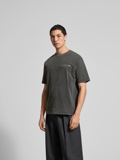 Männermodel trägt Regular Fit T-Shirt aus Baumwoll-Mix von Don't Waste Culture, Statement-Print, dunkel, Ganzkörperansicht von vorne. Herren T-Shirt, Rundhalsausschnitt, kurzärmeliges Design, Rückenlänge bei Größe M: 70 cm.