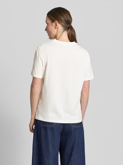 Frauenmodel trägt T-Shirt mit Motiv-Print Modell 'SYBIL' von Vila aus Reine Baumwolle, Gerader-Schnitt, Rückansicht, Ganzkörperansicht Rückansicht.