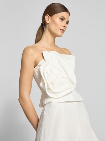 Frauenmodel trägt Slim Fit Top mit floraler Applikation von Jake*s Cocktail, weißes Strukturmuster, schulterfrei, Reißverschluss, Ganzkörperansicht von vorne.