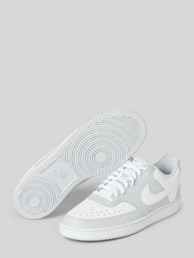 Produktfoto, Sneaker mit Logo-Detail Modell 'Court Vision' von Nike in Weiß-Grau, abgerundete Passform, Schnürverschluss, Herren Sneaker, Absatzhöhe 3 cm, Schafthöhe 7 cm, Schaftweite 6 cm.