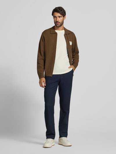 Männermodel trägt Hose aus Baumwoll-Woll-Mix mit Gesäßtaschen Modell 'STUART' von Scotch & Soda, dunkelblau, Ganzkörperansicht von vorne. Slim Fit, Bundweite 45 cm, Innenbeinlänge 80 cm.