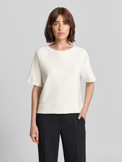 Frauenmodel trägt Regular Fit Sweatshirt aus Viskose-Mix Modell 'Bailee.S' von Brax in Offwhite, glatte Struktur, Ganzkörperansicht von vorne. Damen Sweatshirt von Brax.