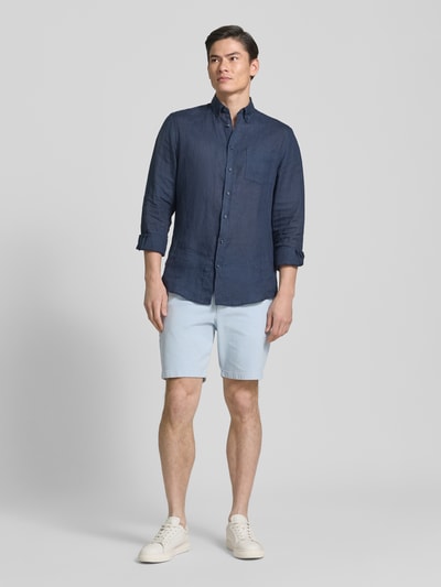Männermodel trägt Modern Fit Chinoshorts aus Baumwoll-Mix Modell 'KANE1' von BOSS, hellblau, unifarben, ganzkörperansicht von vorne.