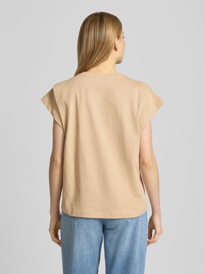 Modelka nosi beżowy T-Shirt mit Kappärmeln Modell 'PIO' od Bash, czysta bawełna, prosty krój, widok całej sylwetki od tyłu.