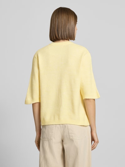 Modelka nosi Regular Fit Cardigan mit Schnürungen Modell 'SIMONI' od Only, żółty, dzianinowy, krój regular fit, widok całej sylwetki z tyłu.