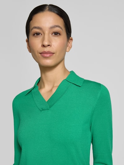Vrouwenmodel draagt Regular Fit Longsleeve uit viscosemix met polokraag van Christian Berg Woman in groen, strijkoptiek, getailleerde pasvorm, bovenlichaam close-up.