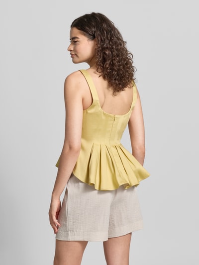 Modelka nosi top z mieszanki lyocellu i lnu w stylu denim od Topshop, model 'Fatima', taliowany krój, długość tyłu 43 cm, widok z tyłu, zdjęcie całej sylwetki.