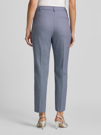 Frauenmodel trägt Slim Fit Anzughose mit Bügelfalten von COMMA in Hellblau mit Gürtelschlaufen, Ganzkörperansicht Rückansicht. Bundweite 45 cm, Innenbeinlänge 73 cm, Eingriff- und Gesäßtaschen, Knopf- und Reißverschluss.