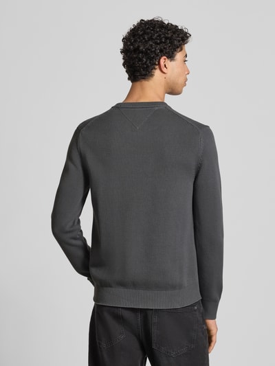 Męski model nosi Regular Fit Strickpullover aus reiner Baumwolle od Tommy Jeans, krój regular fit, jednolity, bawełna, tylny widok całej sylwetki.