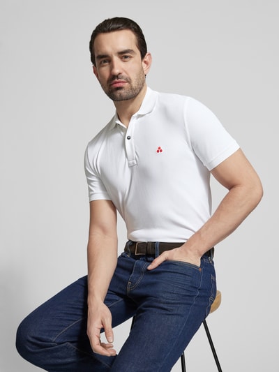 Männermodel trägt Regular Fit Poloshirt mit Stitching Modell 'PLANTAGO' von Peuterey in Weiß, Material-Mix mit Stretch, Nahaufnahme Oberkörper.