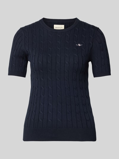 Produktfoto, Strickshirt mit Zopfmuster und Label-Stitching von Gant aus Baumwoll-Mix mit Stretch-Anteil in Dunkelblau, Slim Fit, Rundhalsausschnitt