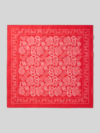Produktfoto, Halstuch aus Baumwolle im Allover-Look von MADS NØRGAARD, quadratische Form, roter Stoff, weißes Paisley-Muster, Label-Detail.