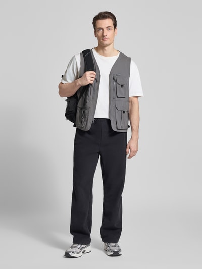 Männermodel trägt graue Weste mit V-Ausschnitt und Pattentaschen Modell 'SILVER RIDGE' von Columbia, Regular Fit, Ganzkörperansicht von vorne.