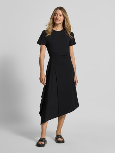 Vrouwenmodel draagt Tailliertes Jersey-Kleid aus Baumwoll-Mix van s.Oliver RED LABEL in zwart, gestreept allover-motief, getailleerde fit, midi-lengte, ronde hals, korte mouw, asymmetrische zoom, katoenmix jersey, volledig frontaal lichaamsoverzicht.