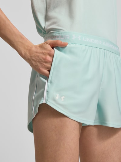 Frauenmodel trägt Shorts mit elastischem Bund und Logo von Under Armour in Hellblau mit Logo, Regular-Fit, Label-Details, Nahaufnahme Oberschenkel.