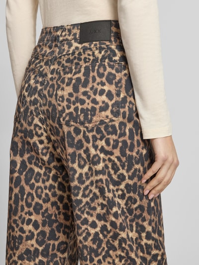 Kobiece modelka nosi Wide Leg Hose mit Leo-Muster Modell 'SARAH TOKYO' od JJXX, bawełna z elastanem, szerokość w rozmiarze S/32: 36 cm, długość nogawki wewnętrznej: 79 cm, widok z tyłu, zbliżenie na biodra.
