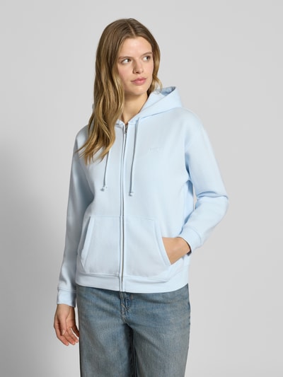 Modelka prezentuje Sweatjacke mit Kapuze od Levi's®, jasnoniebieski bawełniany materiał, luźny krój, bluza z kapturem, widok z przodu całej sylwetki.