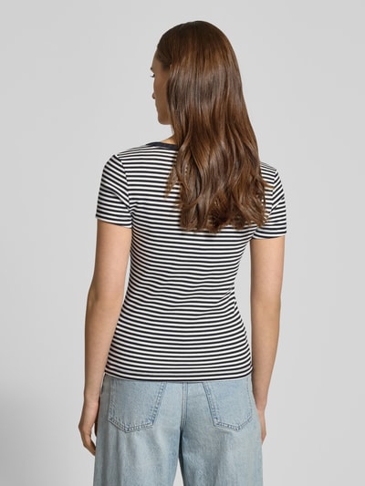 Vrouwenmodel draagt Slim Fit T-Shirt aus Baumwoll-Mix van Tommy Jeans met two tone look, logo-stitching, v-hals, ribstructuur, korte mouw; volledige achteraanzicht.