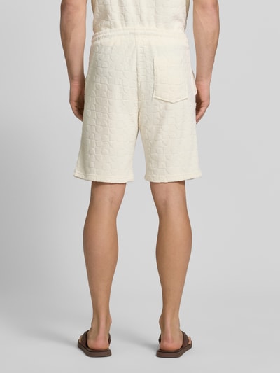 Männermodel trägt Shorts mit Strukturmuster und Eingrifftaschen von MCNEAL in Beige, Baumwoll-Mix, Rückansicht, Ganzkörperansicht.