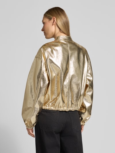 Modelka kobieca nosi Jacke im Metallic-Look Modell 'SAMMY' od Beaumont Amsterdam, złoty kolor, krój regular fit, widok całej sylwetki z tyłu