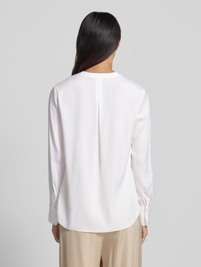 Frauenmodel trägt Relaxed Fit Tunika-Bluse mit Allover-Motiv-Print von HERZENS, jasne kolory, z długim rękawem, wydłużony tył, Ganzkörperansicht Rückansicht.