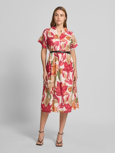 Kobiece modelka nosi Midikleid mit Gürtel Modell 'Za44ritii' od ZABAIONE, kolorowy wzór kwiatowy, tunikowy kołnierz, pasek z pin clasp, krój taliowany, bawełna, długość pleców w rozmiarze S: 115 cm, szerokość w rozmiarze S: 55 cm, długość rękawa w rozmiarze S: 15 cm, widok całej sylwetki z przodu