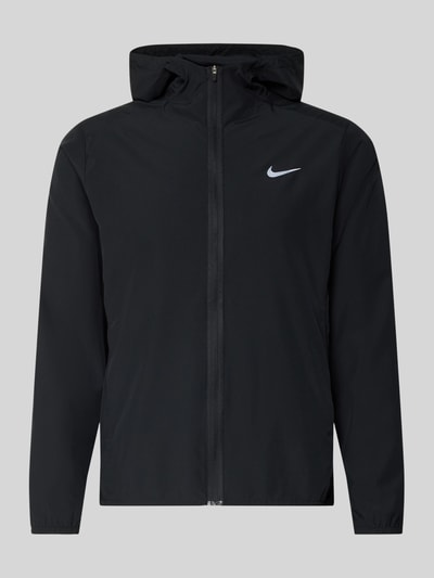 Produktfoto, Trainingsjacke mit Logo-Print und Stehkragen von NIKE TRAINING in Schwarz, Gerader-Schnitt, Reißverschluss, Seitliche Eingrifftaschen, elastische Ärmelabschlüsse, Rückenlänge 69 cm, Ärmellänge 65 cm.