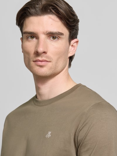 Männermodel trägt Regular Fit T-Shirt aus reiner Baumwolle von Marc O'Polo, unifarben, Logo-Stitching, Nahaufnahme Oberkörper.