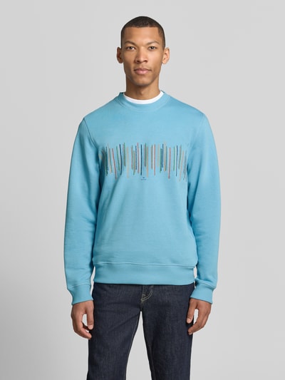 Männermodel trägt Sweatshirt mit Motiv-Stitching von PAUL SMITH in Hellblau aus reiner Baumwolle, Regular-Fit, gerippter Rundhalsausschnitt, Ganzkörperansicht von vorne.