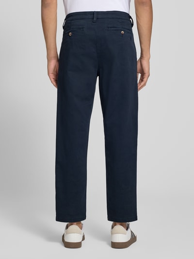 Mannenmodel draagt Straight Fit broek uit katoenmix van REVIEW in donkerblauw met achterzakken, bandwijdte maat M 42 cm, binnenbeenlengte 69 cm, volledige lichaam achteraanzicht.