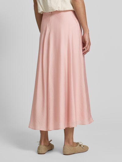 Frauenmodel trägt Midirock mit rückseitigem Reißverschluss von Jake*s Collection, rosafarbener Satin, A-Linie, Ganzkörperansicht Rückansicht.