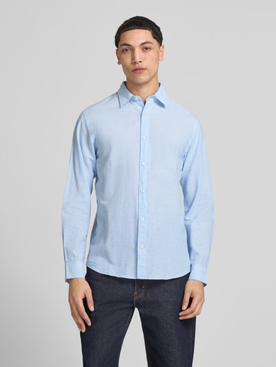 Męski model nosi Regular Fit Freizeithemd mit Kentkragen Modell 'BREEZE' von Jack & Jones, mieszanka bawełny i lnu, krój regular fit, niebieski, koszula casualowa, długość tyłu w rozmiarze M: 73 cm, szerokość ramion w rozmiarze M: 48 cm, długość rękawów w rozmiarze M: 63 cm, guzikowa listwa, całkowity widok z przodu.