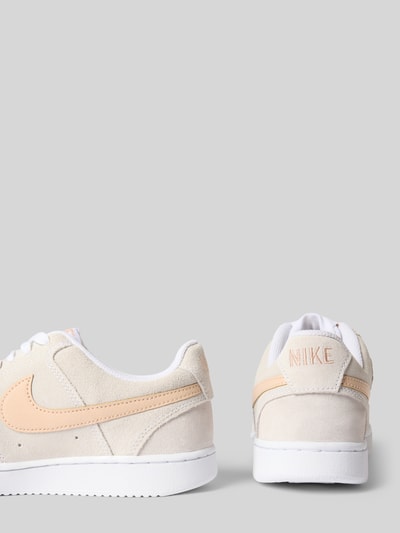 Produktfoto, Sneaker aus echtem Leder Modell 'COURT VISION LO SD PRM' von Nike, Damen Sneaker von Nike, cremefarben mit pfirsichfarbenem Detail, weiße Sohle, weiche Wildleder-Textur