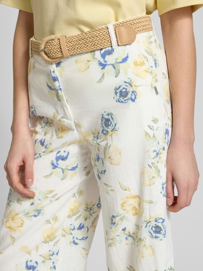 Kobiece modelka nosi spodnie capri z mieszanki lnu i bawełny z paskiem damskim, wzór na całej powierzchni, Caprihose aus Leinen-Baumwoll-Mix mit Gürtel von Christian Berg Woman, szerokość w rozmiarze 36: 38 cm, długość wewnętrzna nogawki w rozmiarze 36: 62 cm, skrócony krój, wzór na całej powierzchni, detal pasa, zbliżenie na obszar bioder