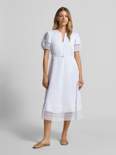 Frauenmodel trägt A-Linie Freizeitkleid aus Lyocell-Leinen-Mix Modell 'DORALIA' von BOSS, Optik: Unifarben, Passform: A-Linie, Länge: Midi, V-Ausschnitt, Ärmelform: Kurzarm, Ärmelabschluss: Elastisch, Materialverarbeitung: Flammgarn, Weiß mit feiner Struktur, Ganzkörperansicht von vorne.