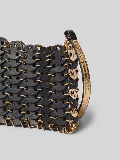 Produktfoto, Handtasche mit Paillettenbesatz von Rabanne, schwarze und goldene Elemente, strukturierte Oberfläche, Detailaufnahme, Damen Handtasche mit offenem Hauptfach, Schulterriemen, Breite 19 cm, Länge 10 cm, Tiefe 3 cm