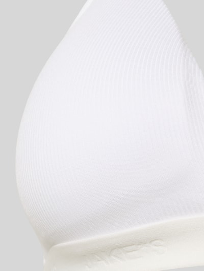 Frauenmodel trägt weißen Triangel-BH mit elastischem Logo-Bund von Jake*s Casual aus weichem Modal-Mix, Nahaufnahme Oberkörper.