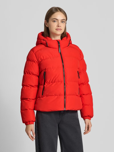 Vrouwenmodel draagt Regular Fit Jacke in Stiksels van Superdry in felrode kleur met ritssluiting en capuchon, Ganzkörperansicht van voren. Ruglengte bij maat S: 58 cm, schouderbreedte: 46 cm, borstwijdte: 52 cm, mouwlengte: 64 cm.