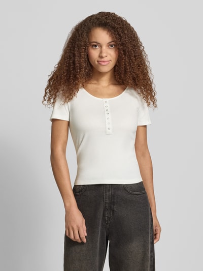 Frauenmodel trägt Slim Fit T-Shirt aus Baumwoll-Mix Modell 'SIMPLE' von Only, Optik: Unifarben, Knopf-Details, U-Ausschnitt, Kurzarm, Materialverarbeitung: Ripp, Ganzkörperansicht von vorne.